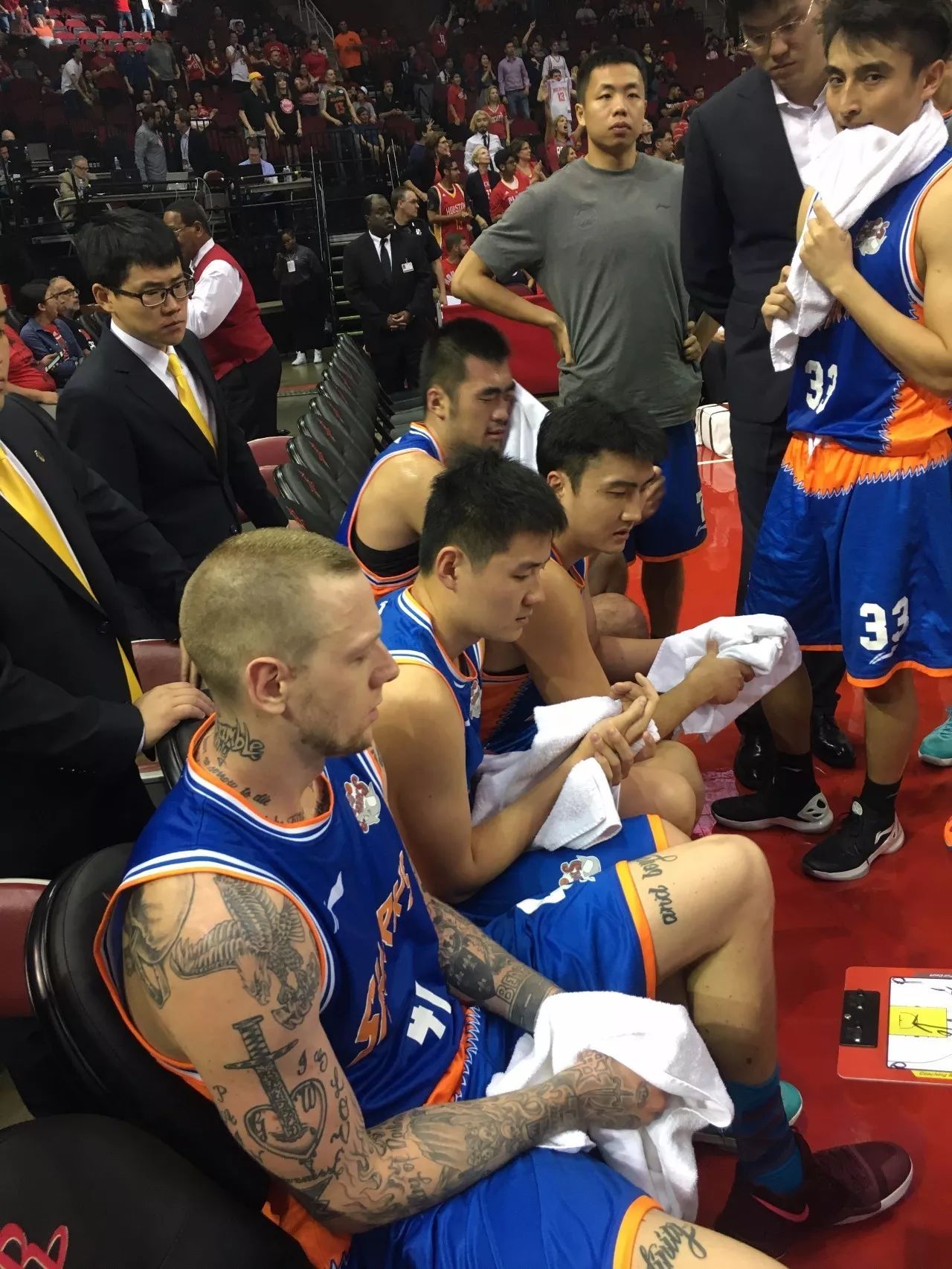 斯图加特发布备战花絮；清晨完成体检；CBA季后赛任务艰巨；更衣室氛围转暖